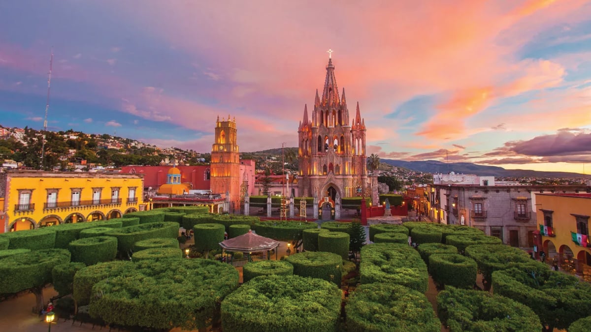 A picturesque view of San Miguel de Allende, Mexico, showcasing its historic architecture and vibrant streets. Ideal destination for self-flying pilots exploring Mexico's rich culture and scenic landscapes.