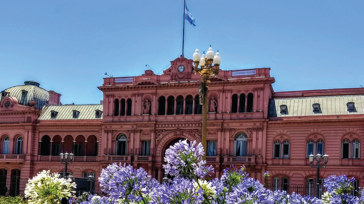 An impressive view of the Casa Rosada (Pink House) in Buenos Aires, Argentina, the iconic presidential palace known for its distinctive pink hue and grand architecture. A must-see destination for self-flying pilots exploring South America